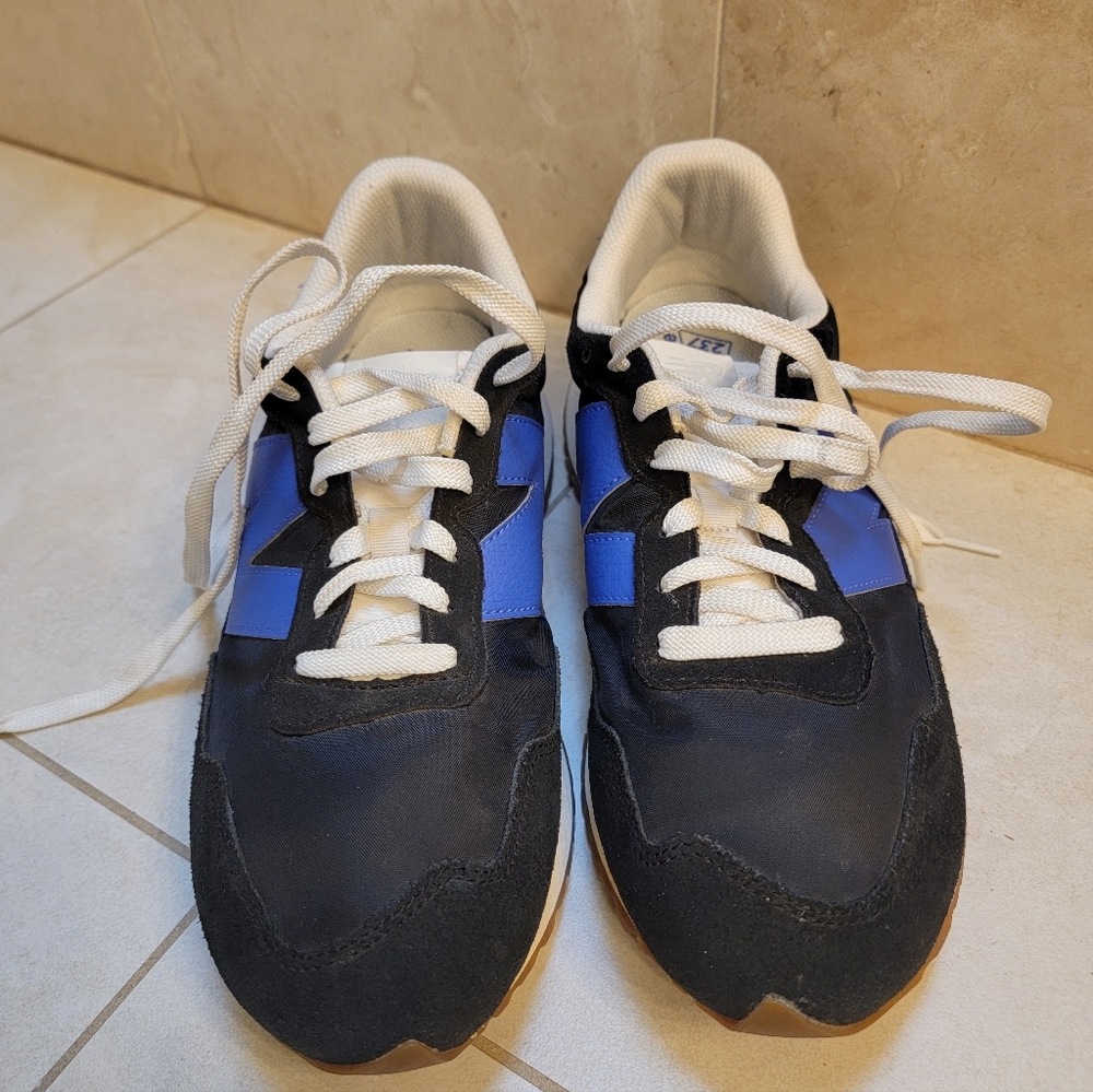New Balance Men's Black and Blue Sneakers